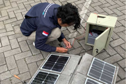 Mahasiswa UGM Ciptakan Genteng Pintar Bertenaga Surya, Perawatannya Pakai Ponsel