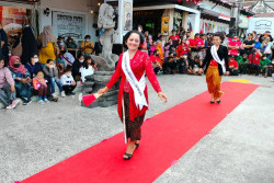 Dukung Pengajuan Sumbu Filosofi, Puluhan Perempuan Bersanggul dan Berkebaya Fashion Show di Malioboro