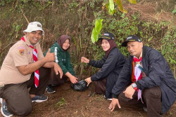 Terapkan Pohon Asuh, Bawaslu Magelang Hijaukan Hutan Gunung Sumbing