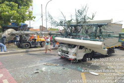 Truk Trailer Tabrak Halte dan BTS Tewaskan 10 Orang, Polisi: Dugaan Sementara Sopir Mengantuk