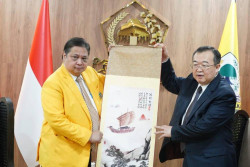 Terima Kunjungan Partai Komunis China, Airlangga: Partai Golkar Janjikan Stabilitas Politik dan Investasi