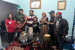 Ganjar Beri Hadiah Ketipung Bikinan Warga Sukoharjo untuk Farel Prayoga