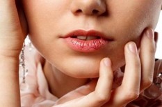 Cara Melembabkan Bibir dengan Bahan Alami