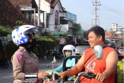 Polwan Polres Bantul Gelar Patroli Humanis