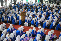 Ganjar Ajak Ribuan Mahasiswa Unimus untuk Mencegah Stunting