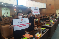 PKS Bentangkan Poster Tolak Kenaikan BBM Saat Rapat Paripurna DPRD Jogja