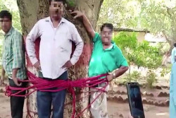 Mendapat Nilai Jelek, Murid di India Ikat Guru dan Pegawai Sekolah di Pohon