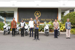Dukung Transisi Energi Bersih, PLN Serahkan Sertifikat Energi Terbarukan untuk 5 Istana Kepresidenan