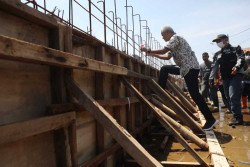 Ganjar Pesan Begini ke Kontraktor Proyek Tanggul Laut Pekalongan