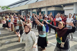 Unik, Pelantikan IKA Unimma Dilakukan di Tengah Pasar Rejowinangun