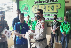 Polres Kulonprogo Bagikan Ratusan Paket Sembako ke Ojol