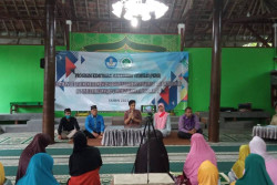 FKIP Universitas Cokroaminoto Yogyakarta Latih Santri Lansia