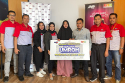 Pengusaha Kerajinan Menangi Hadiah Umrah dari JNE
