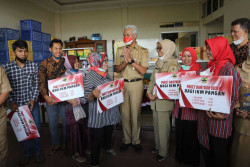 Kendalikan Inflasi, Ganjar Salurkan Bantuan Rp905 Juta untuk IKM