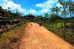 Pengunjung Keluhkan Akses ke Pantai Widodaren, Masih Berbatu dan Kadang Licin