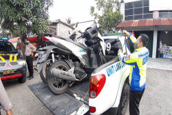 Hendak Menyeberang, Honda Grand Dihantam Motor Vario di Simpang Tiga Kesatrian