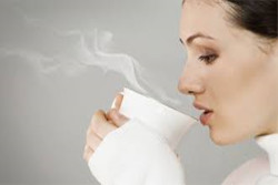 Perlu Diperhatikan, Ini Bahayanya Keseringan Minum Air Panas