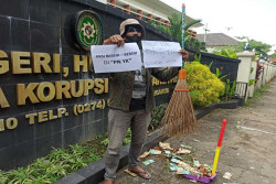 Aktivis JCW Gelar Aksi Tunggal di Depan Pengadilan Tipikor Jogja