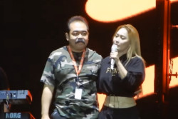 Inul Daratista Pamer Kemesraan dengan Suami di Panggung