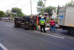 Truk Box Terguling di Ring Road Selatan, Sopir & Kernet Luka-luka