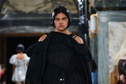Perkenalkan Shahnaz Indira, Model Curvy asal Indonesia yang Tampil di London Fashion Week