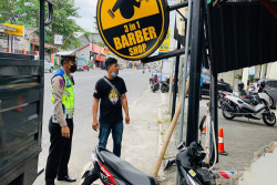Sopir Mengantuk, Nissan Livina Seruduk Barbershop dan Motor