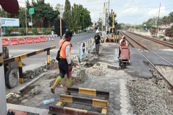 Setelah Ditutup, Kini Pagar Permanen Mulai Dibangun di Teteg Wetan
