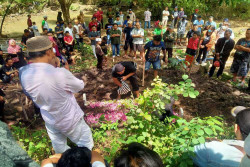 Suami Istri Korban Tragedi Kanjuruhan Dimakamkan di Satu Liang Lahat, Tinggalkan Anak Kelas V SD