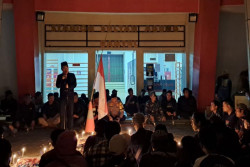 Nyalakan Lilin di SSA, Suporter dan Bupati Bantul Doakan Korban Tragedi Kanjuruhan