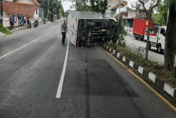 Hindari Pemotor, Truk Box Tabrak Pembatas Jalan dan Pohon di Ring Road Selatan
