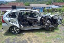 Ditabrak Truk di Jalan Jogja Wonosari, Avanza Hancur Sebagian