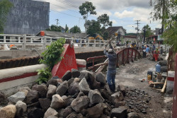 Jembatan Merah Dipertahankan, Jembatan Baru Kelar Pertengahan Oktober