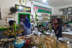 Jelajah Kuliner: Cerita Presiden Sampai Legenda Komedian di Tahu Pojok Magelang
