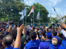 Kader Teriakkan Yel Anies-AHY saat Anies Tiba di Kantor Demokrat