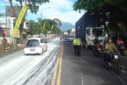 Truk Pengangkut Cat Terguling di Jalan Semarang-Solo, Pemotor Tergelincir