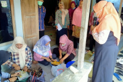 Kemampuan Mengolah Obat Herbal Masyarakat Wareng Jadi Perhatian Tim PKM FF UAD