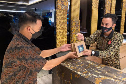 Ikut Ramaikan HUT Jogja, Grand Zuri Bagikan Suvenir kepada Tamunya