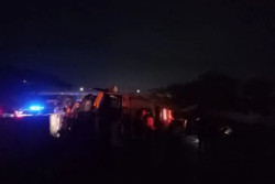 Bus Berkecepatan Tinggi Tabrak Pembatas Tol, 3 Meninggal