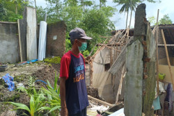 Dua Rumah Ambruk gegara Tanah Longsor, 2 Orang Dievakuasi Warga
