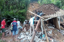 Kulonprogo Diterjang Puluhan Longsor, 2 Orang Terjebak