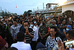 Lurah dan Pamong se-DIY Sambut Kedatangan Sultan di Stasiun Tugu