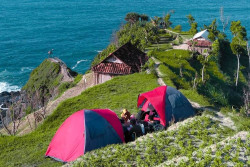 Rekomendasi Pantai dengan Pemandangan Mempesona, Cocok untuk Berkemah!