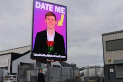 Putus Asa Menjomblo, Pria Inggris Pasang Billboard untuk Cari Pacar