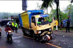 Tabrak Truk, Pengendara Motor Alami Patah Tangan dan Kaki di Patuk