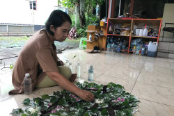 Luar Biasa! Berkat Ecoprint, Pendapatan Perempuan Ini Bisa Tembus Rp15 Juta Per Bulan