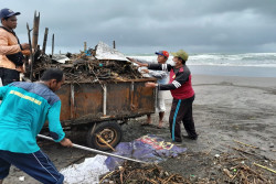 Duh....Tumpukan Sampah di Pantai Parangtritis Sampai 8 Ton