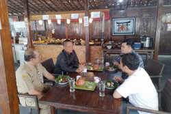 Mencicipi Nasi Penggel Bersama yang Punya Kebumen