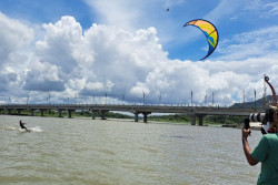 Suka Wisata yang Memacu Adrenalin? Coba Kitesurfing di Pantai Depok