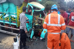 Truk Tabrak Tronton di Kulonprogo, Satu Orang Pengemudi Terjepit