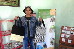 Mantap! Warga Bantul Bikin Produk Fesyen dari Sampah Plastik
